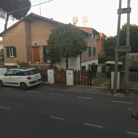 Affittacamere Villa Sofia Accanto Ospedale Con Ampio Giardino Fano Exteriör bild